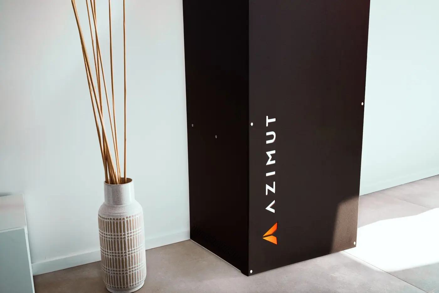 La batterie Azen dans un salon, discrète et élégante