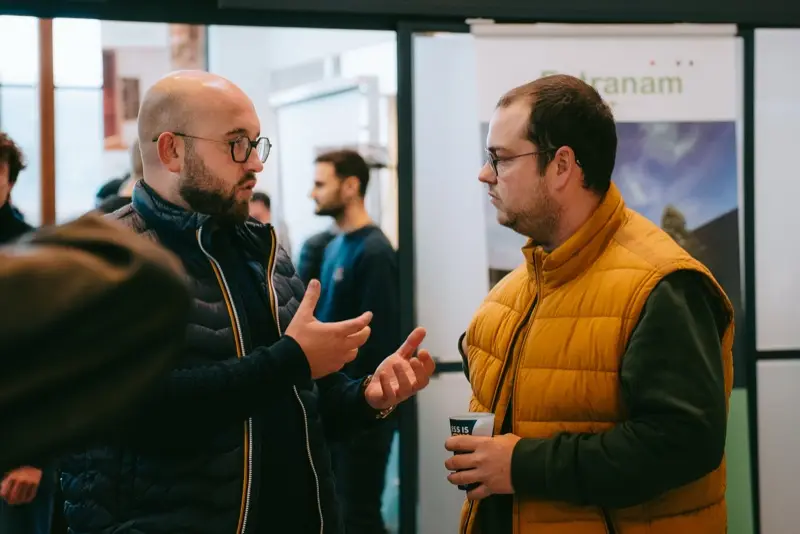 Deux membres de la communauté en discussion